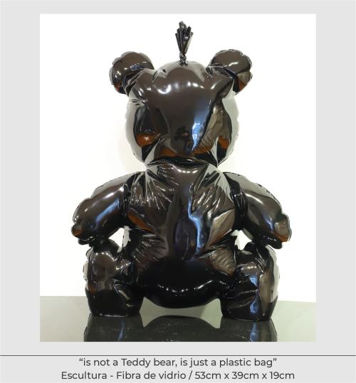 Is not a teddy bear is just a plastic bag - villabon - escultura